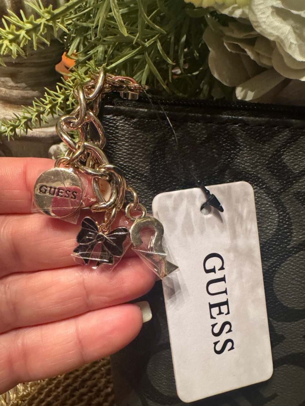 $129 Retail Guess Cosmetic Bag 3 Charms, Kopari Set, Vince Camuto & Shower Balms - Picture 3 of 9